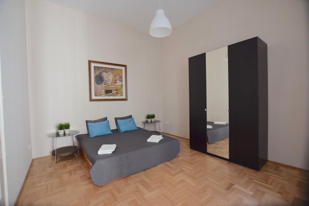 Standard Apartment By Hi5 - Muzeum 5 Budapest Exterior photo